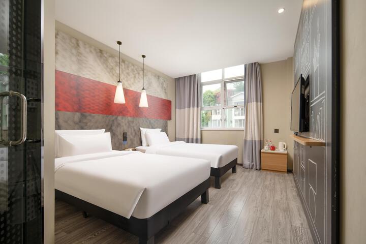 Room 33 of 41