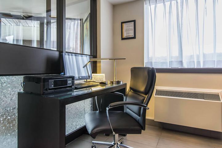 Business Center 22 of 25