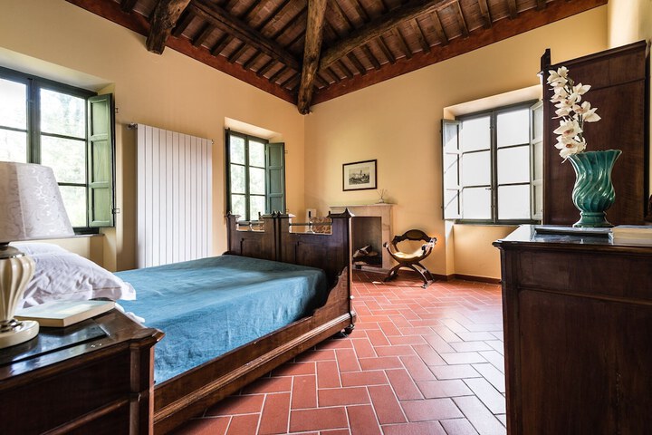 Room 4 of 94