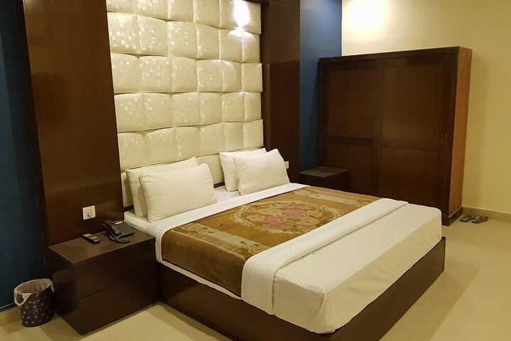 Room 12 of 21
