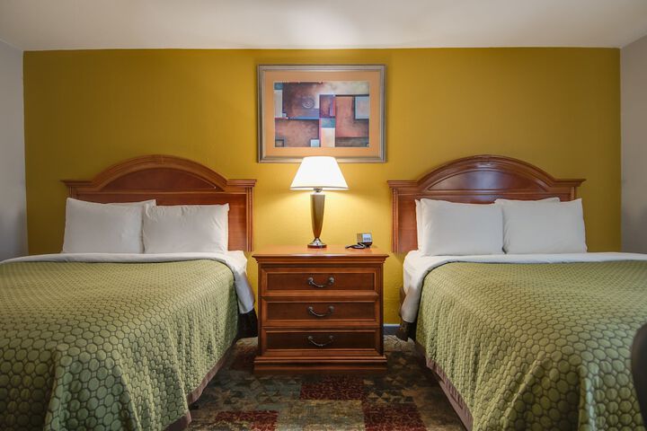 1 Queen Bed (6 of 18)