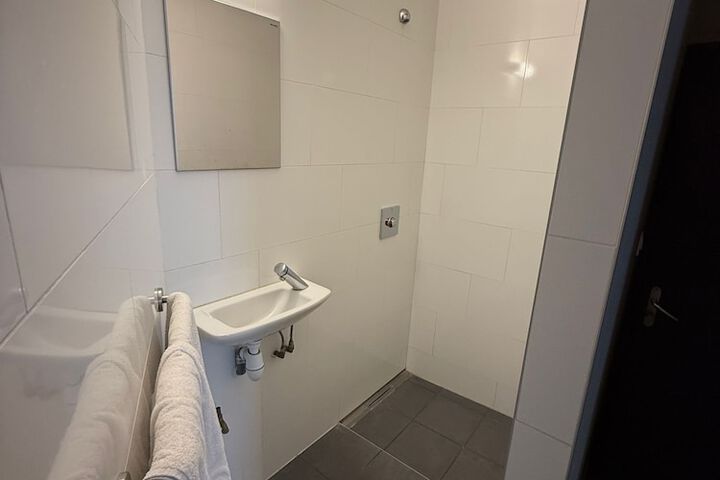 Room 6 of 8