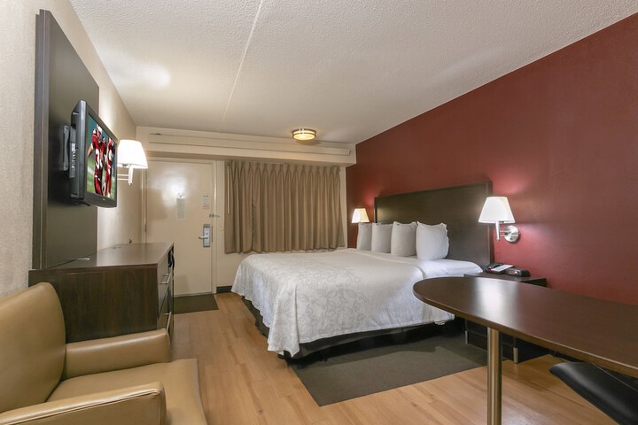 1 King Bed (8 of 20)