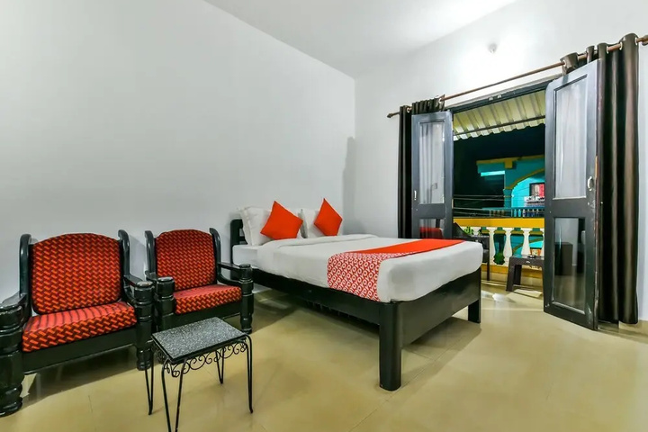 Room 4 of 12