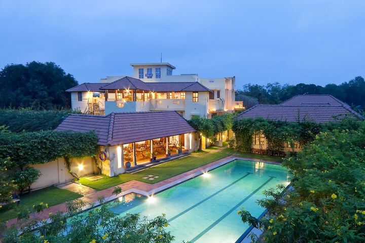 Pool Hotel