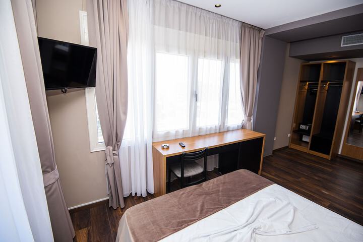 Room 5 of 117