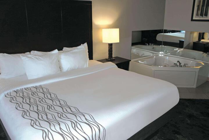 2 Queen Beds (6 of 8)