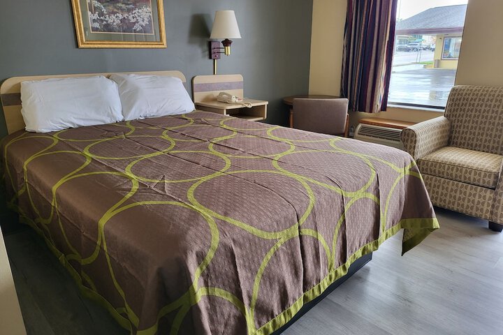 1 Queen Bed (15 of 18)