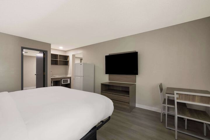 1 King Bed (3 of 20)