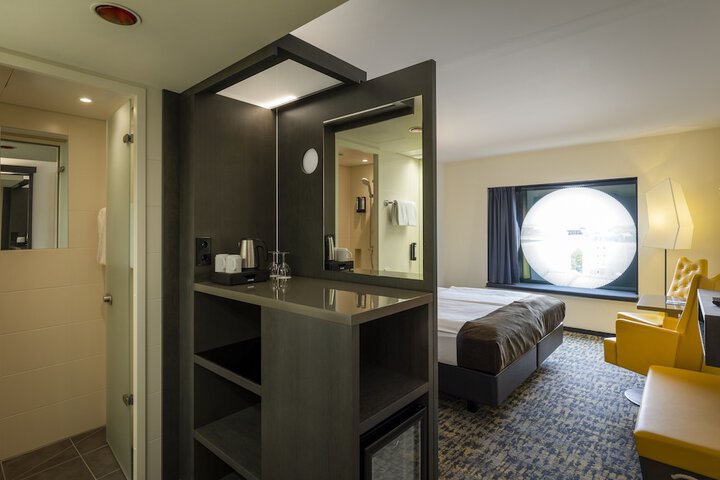 Room 16 of 52