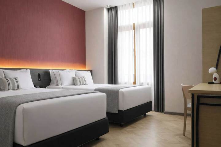 Room 30 of 176