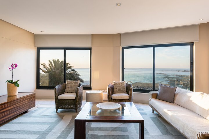 Lounge 36 of 75