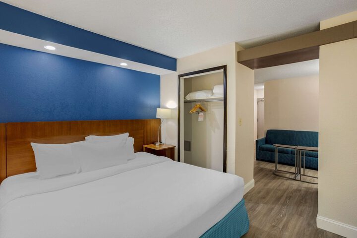 1 King Bed (7 of 22)