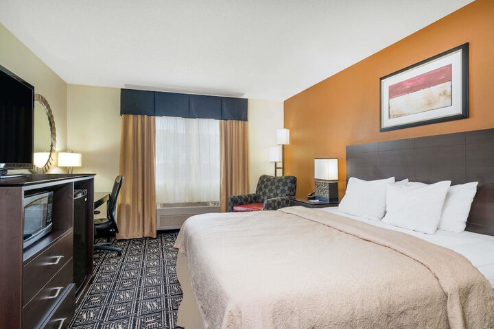 1 King Bed (5 of 7)