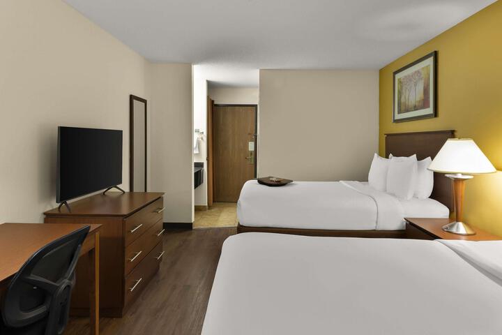 Accessible 1 Queen Accessible Communication Assistance Roll in Shower Smart TV, Microwave and Refrigerator Full Breakfast (8 of 20)