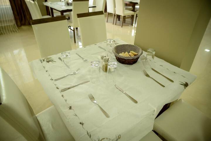 Dining 18 of 23