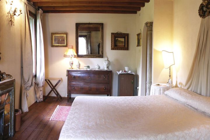 Room 6 of 42