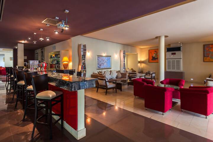 Lounge 38 of 49