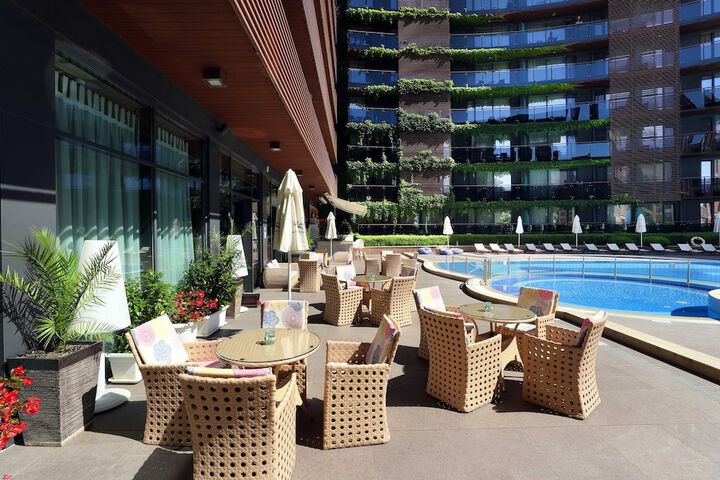 Hotel with Pool