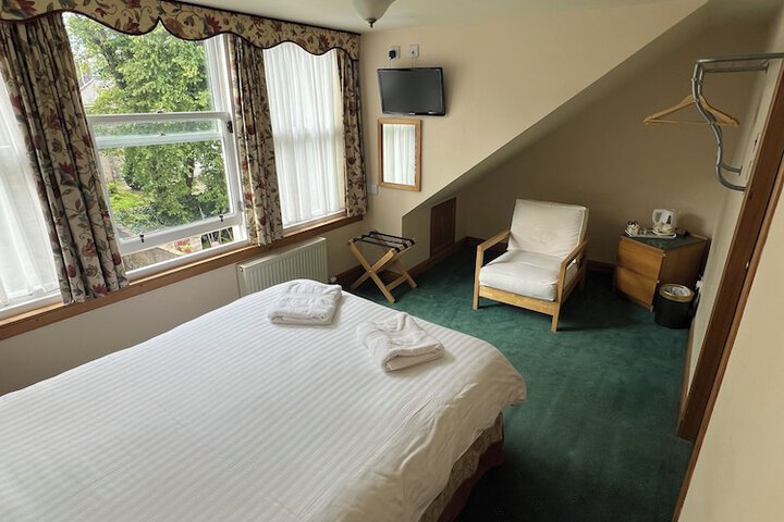 Room 5 of 16