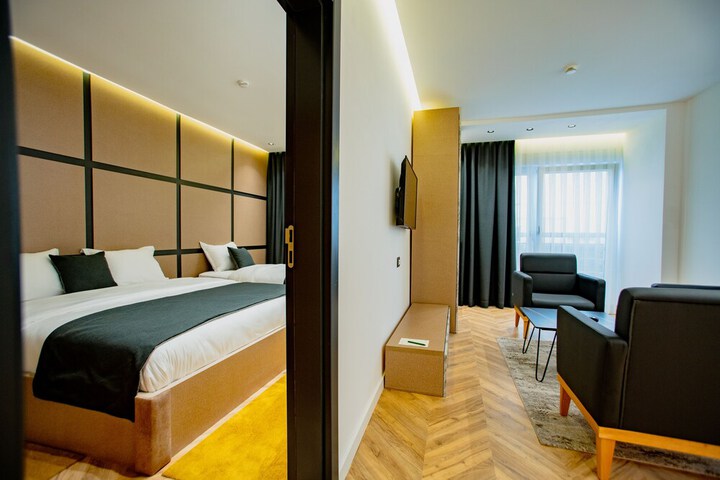 Room 11 of 37