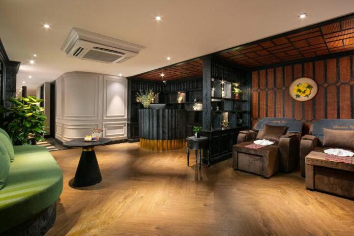 Lounge 28 of 55