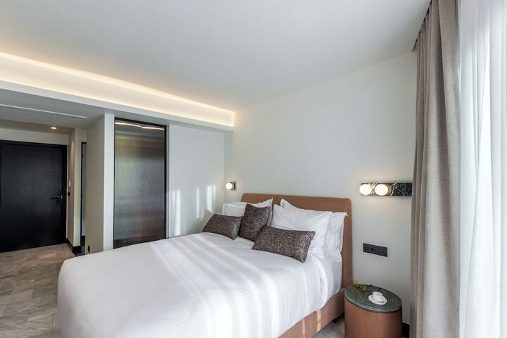 Room 3 of 47