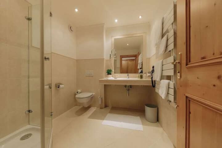 Room 10 of 27