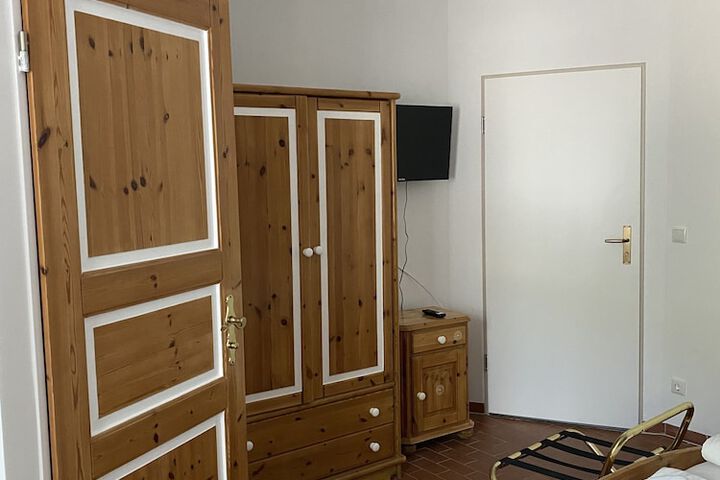 Room 11 of 28