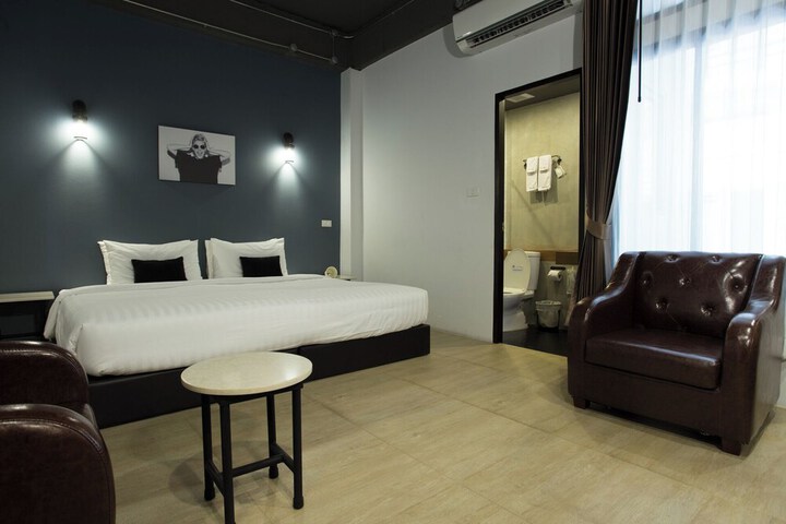 Room 10 of 42