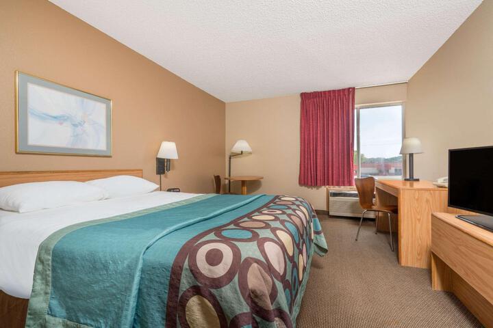 1 Queen Bed (5 of 6)