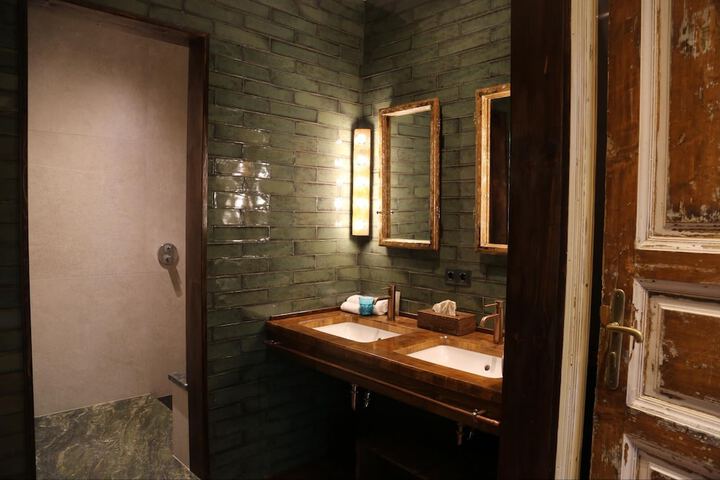 Room 28 of 42