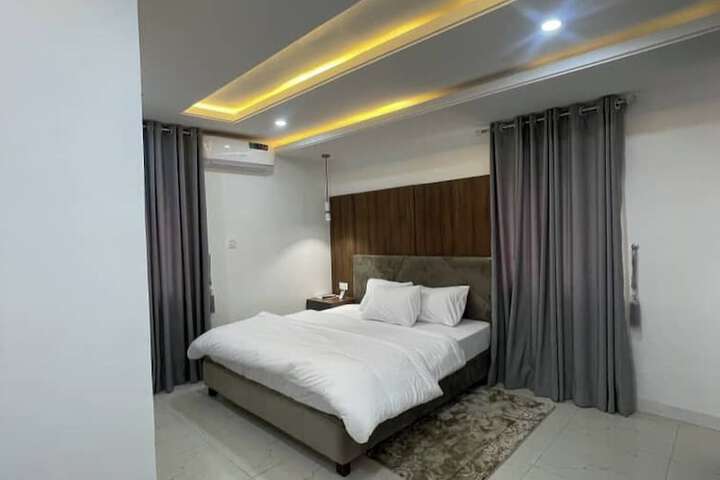Room 5 of 17