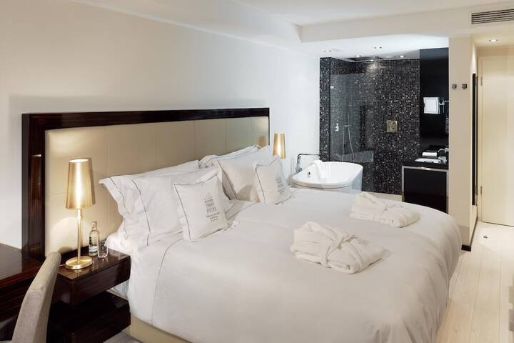 Room 4 of 43