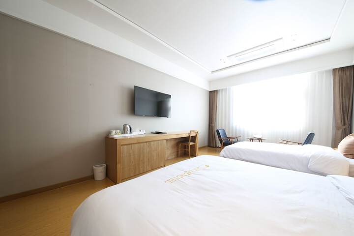 Room 13 of 34