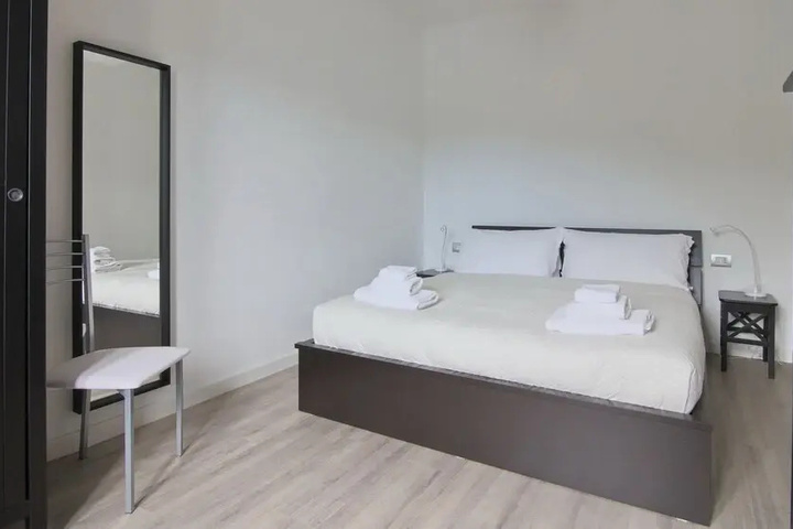 Room 2 of 16