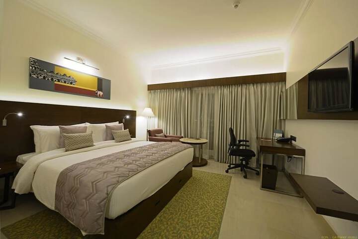 Room 13 of 30