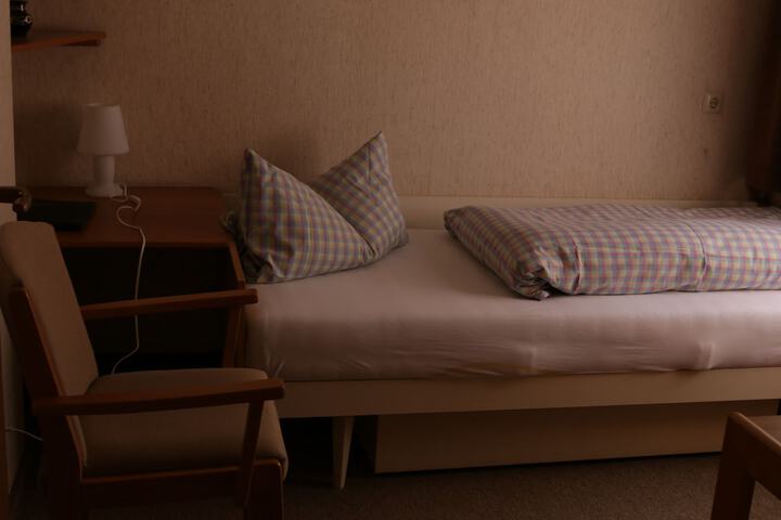 Room 9 of 42
