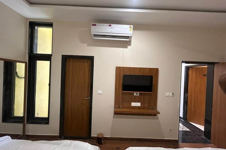 Room 13 of 26