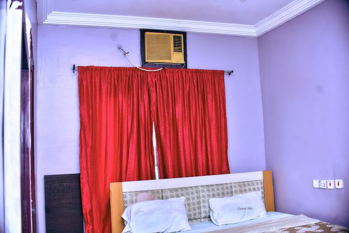 Room 8 of 34