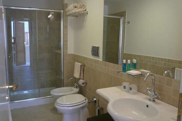 Room 10 of 25