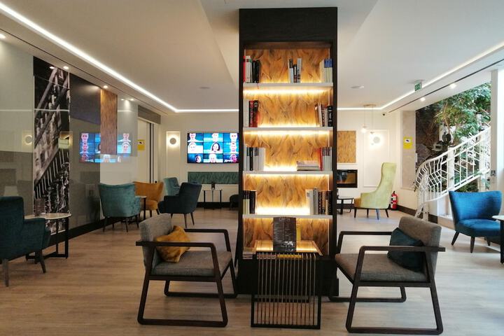 Entrance & Lobby