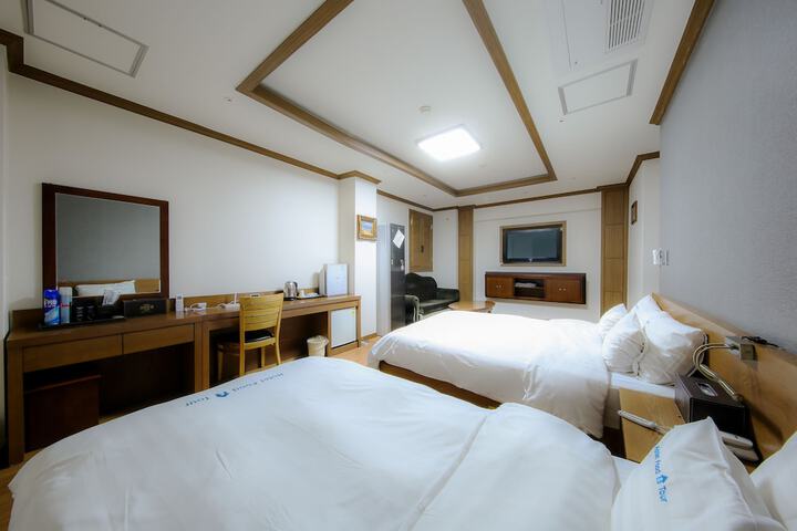 Room 4 of 90