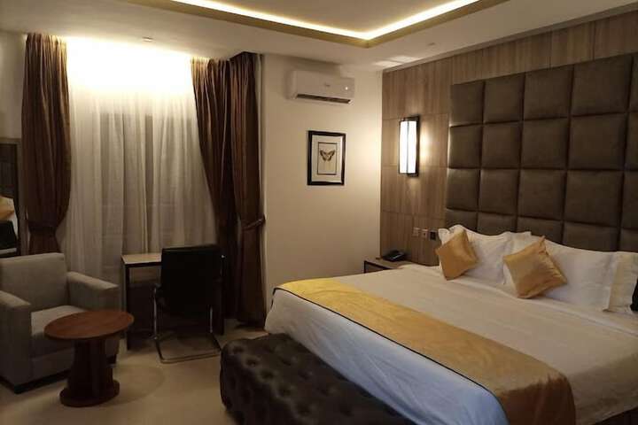 Room 10 of 67