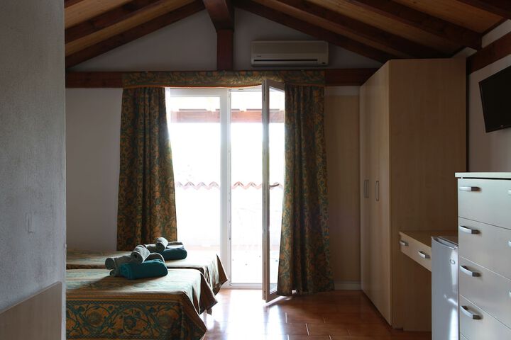 Room 186 of 243
