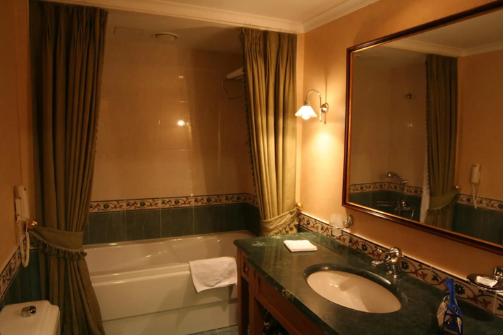 Room 11 of 21