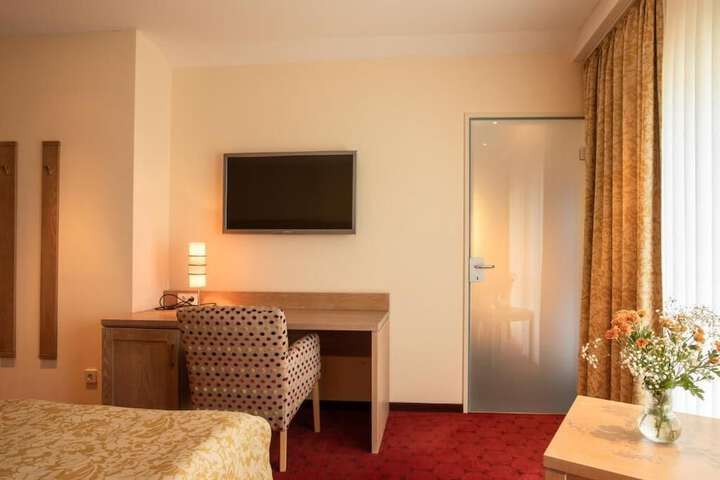 Room 4 of 11