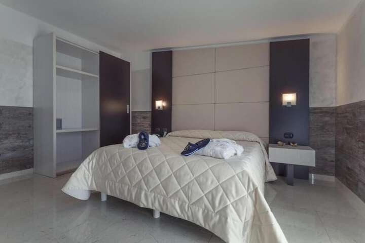 Room 19 of 82