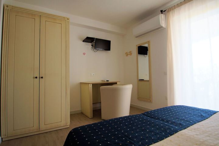 Room 6 of 63