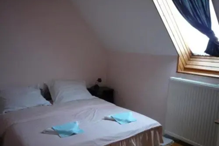 Room 4 of 11